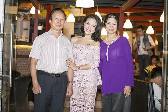 Vân Hugo bật khóc trong đêm khi cùng con trai và chồng sắp cưới Nam tiến-1