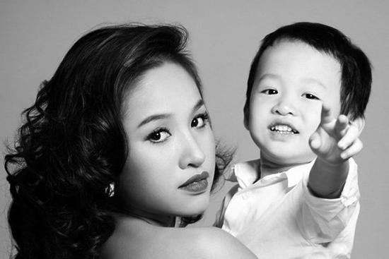 Vân Hugo bật khóc trong đêm khi cùng con trai và chồng sắp cưới Nam tiến