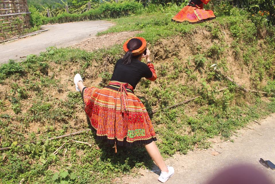 Bạn gái có tâm nhất quả đất, bò trườn đủ 1.000 kiểu khắp rạp phim chụp ảnh cho bạn trai-6