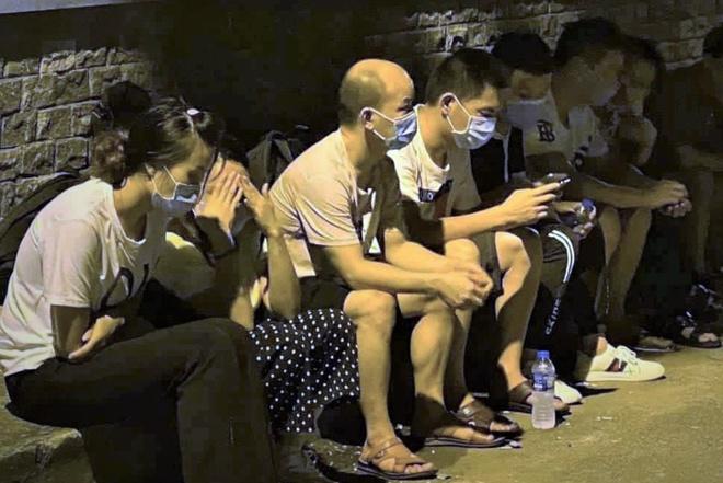 Đối tượng bị nghi cầm đầu đường dây dẫn người trái phép vào TP.HCM có biểu hiện ho sốt-1