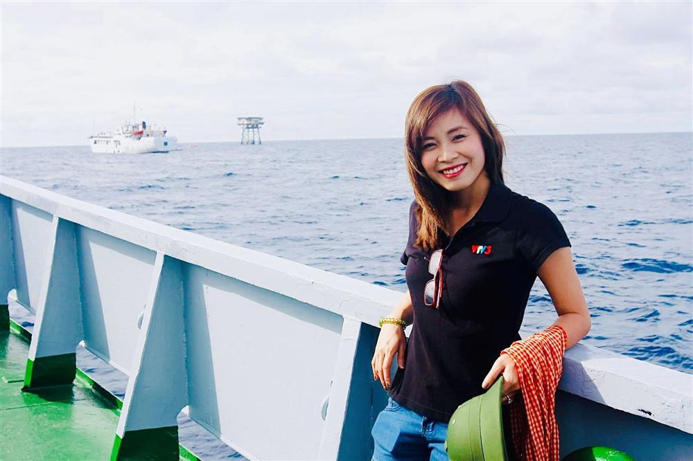 Che đậy kiểu nào MC Hoàng Linh cũng để lộ bụng to bất thường-7