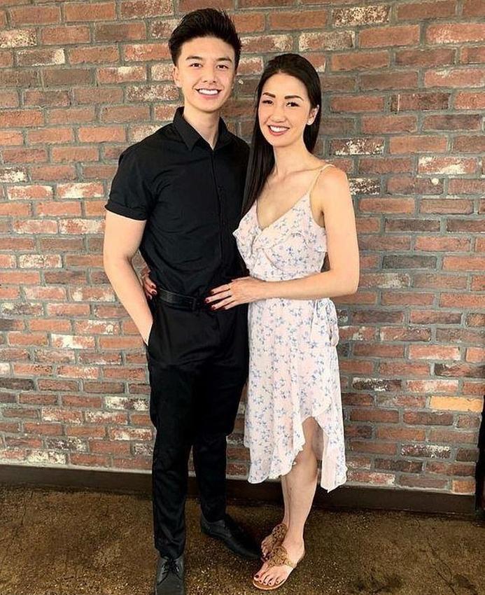 Đứng ở cổng trường, ông bố làm ai cũng tưởng là crush của con gái vì quá điển trai-5