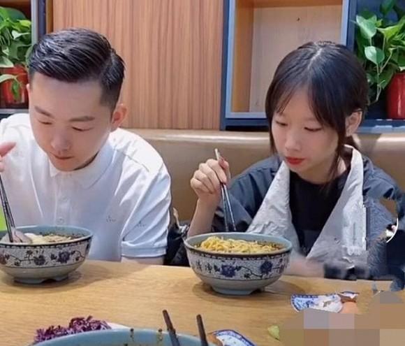 Đứng ở cổng trường, ông bố làm ai cũng tưởng là crush của con gái vì quá điển trai-2