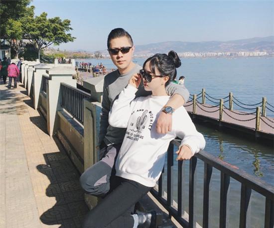 Đứng ở cổng trường, ông bố làm ai cũng tưởng là crush của con gái vì quá điển trai-6