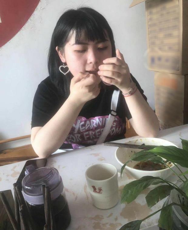 Thanh niên bị ném đá vì đăng đàn chê bạn gái quen qua mạng ngoài đời có nhan sắc không giống trên ảnh-4