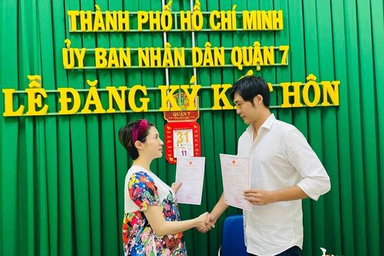 Bạn trai Hàn Quốc hớn hở nhảy múa khi cùng Pha Lê đăng ký kết hôn