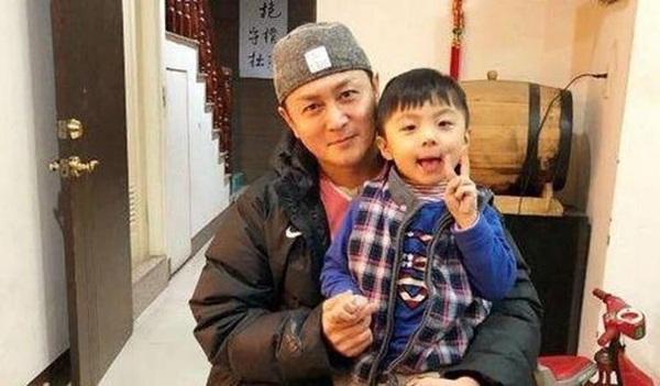 Trai đẹp Cbiz cung phụng vợ nhưng bị lừa mất 40 tỷ, còng lưng kiếm tiền nuôi con tu hú-7