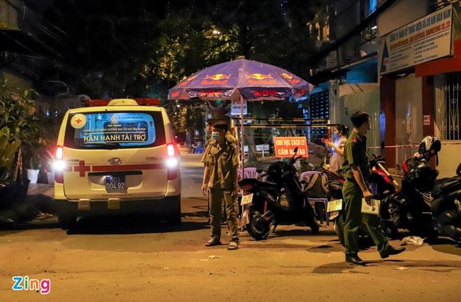 Phong tỏa chung cư có hơn 300 người ở quận 12-1