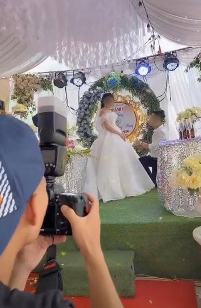 Đám cưới gặp sự cố, chú rể bỏ đi, cô dâu đứng 1 mình không biết nên khóc hay cười-1