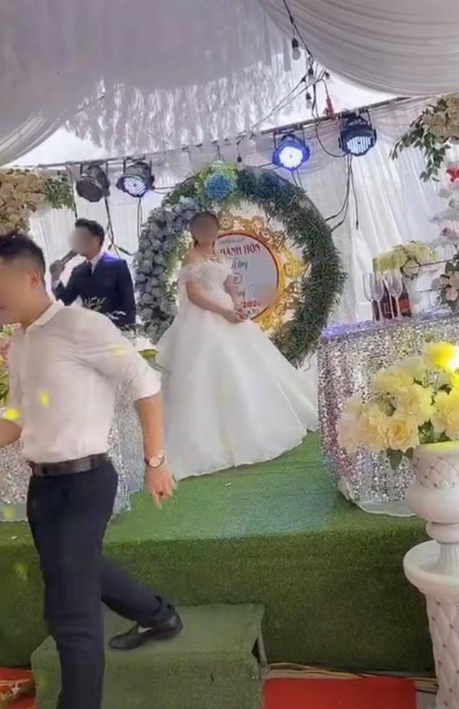 Đám cưới gặp sự cố, chú rể bỏ đi, cô dâu đứng 1 mình không biết nên khóc hay cười-3