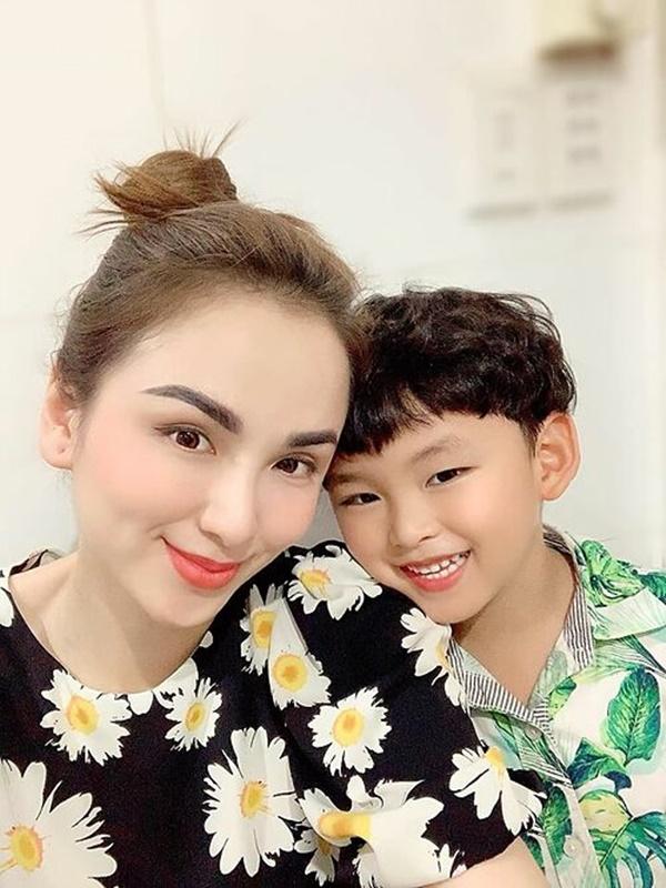 Hoa hậu Diễm Hương lâu lắm mới chia sẻ ảnh chụp cùng con trai