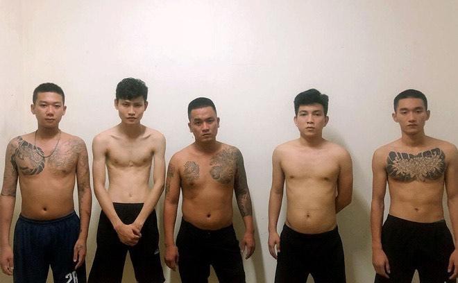 Nhóm thanh niên xăm trổ vác kiếm, dao chọc tiết lợn đuổi chém nhau gây náo loạn phố-1