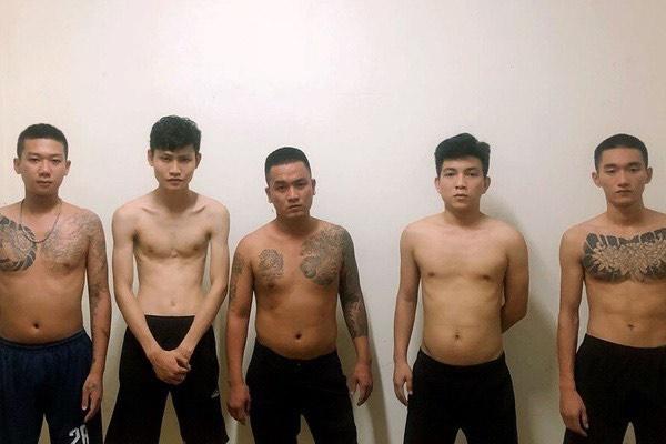 Hai nhóm thanh niên ở Đồng Nai cầm mã tấu đi ô tô chém nhau loạn xạ-2