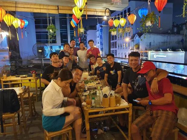 Lộ ảnh hiếm hoi Công Phượng dẫn vợ Viên Minh dự tiệc chia tay HLV Hàn Quốc-1