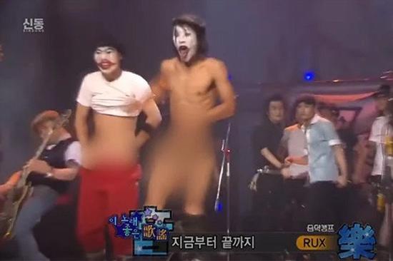 Shock với nhóm nhạc Hàn Quốc khỏa thân ngay trên sóng quốc gia