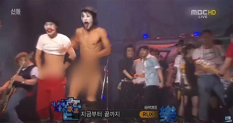 Shock với nhóm nhạc Hàn Quốc khỏa thân ngay trên sóng quốc gia-1