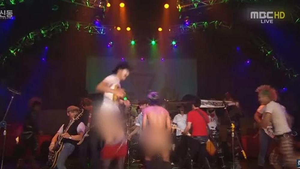 Shock với nhóm nhạc Hàn Quốc khỏa thân ngay trên sóng quốc gia-2