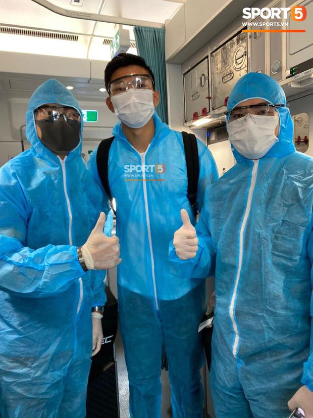 Văn Hậu mặc kín trang phục bảo hộ, có mặt trên chuyến bay đặc biệt đưa công dân Việt Nam về nước từ Paris-1