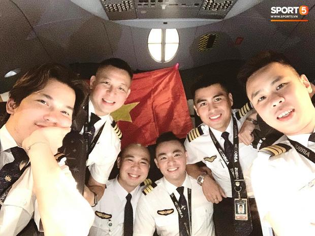 Văn Hậu mặc kín trang phục bảo hộ, có mặt trên chuyến bay đặc biệt đưa công dân Việt Nam về nước từ Paris-3