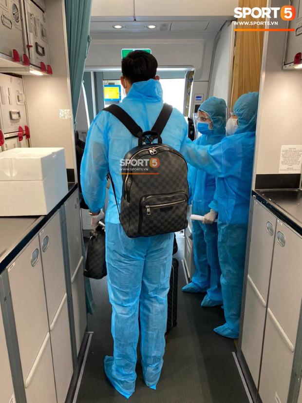 Văn Hậu mặc kín trang phục bảo hộ, có mặt trên chuyến bay đặc biệt đưa công dân Việt Nam về nước từ Paris-5