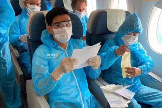 Văn Hậu mặc kín trang phục bảo hộ, có mặt trên chuyến bay đặc biệt đưa công dân Việt Nam về nước từ Paris