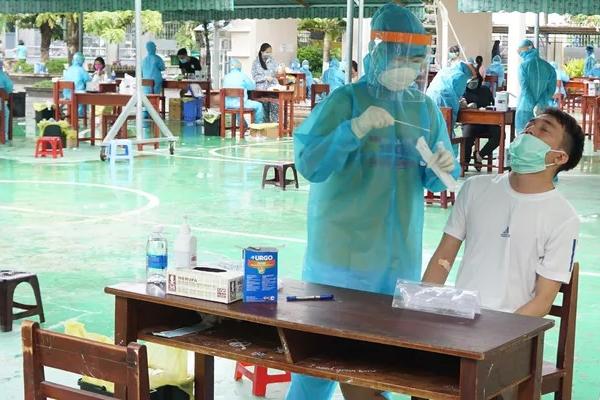 Đăng lịch trình ca nghi nhiễm Covid-19, cô gái bị phạt 7,5 triệu-2