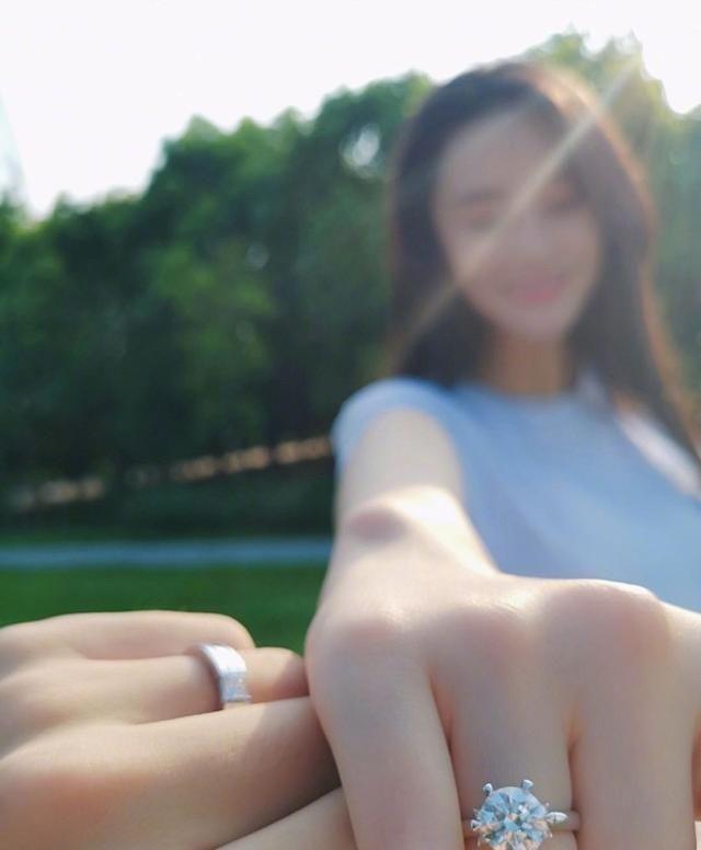 Lý Mạc Sầu Trương Hinh Dư kỷ niệm 2 năm ngày được ông xã cầu hôn-2