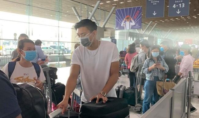 Phản ứng gây chú ý của đồng đội tại Heerenveen ngày Đoàn Văn Hậu xách vali về nước-1