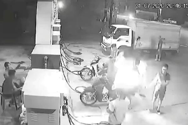 Xử lý 3 thanh niên cố tình hút thuốc suýt gây hỏa hoạn cây xăng ở Hà Nội-2