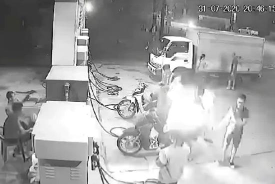 Clip: Nam thanh niên cố tình hút thuốc cạnh cây xăng suýt gây hỏa hoạn