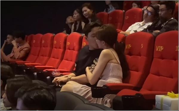 Hari Won nổi quạu khi bị Trấn Thành cưỡng hôn nơi đông người-4