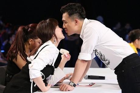 Hari Won nổi quạu khi bị Trấn Thành cưỡng hôn nơi đông người-6