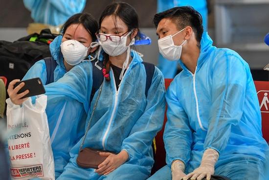 Văn Hậu thân thiện chụp ảnh cùng người hâm mộ khi về nước