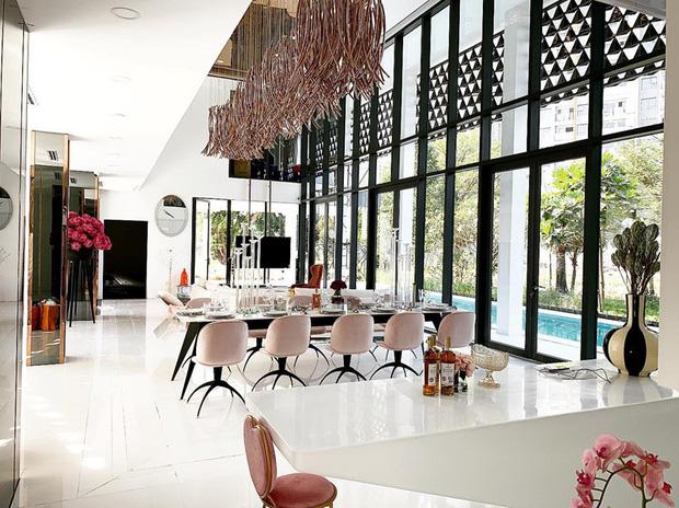 Bên trong biệt thự 45 tỷ của Ngọc Trinh, riêng ảnh đầu giường đổi 80 lần mới ưng-6