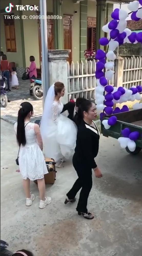 Đứng ngẩn người trước chiếc xe hoa bá đạo, cô dâu sau đó đổi sắc mặt nhờ một hành động bất ngờ của chú rể ở phút chót-1