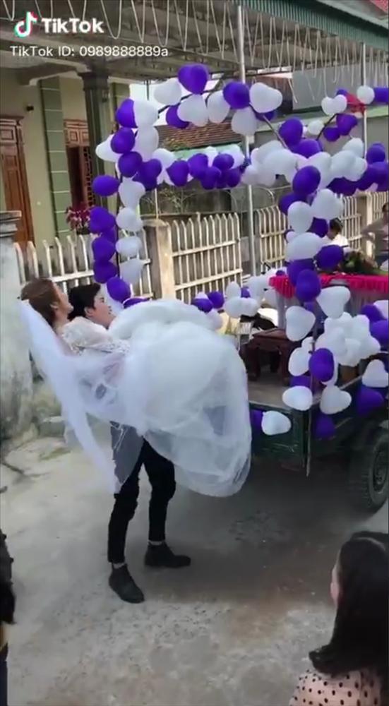 Đứng ngẩn người trước chiếc xe hoa bá đạo, cô dâu sau đó đổi sắc mặt nhờ một hành động bất ngờ của chú rể ở phút chót-2