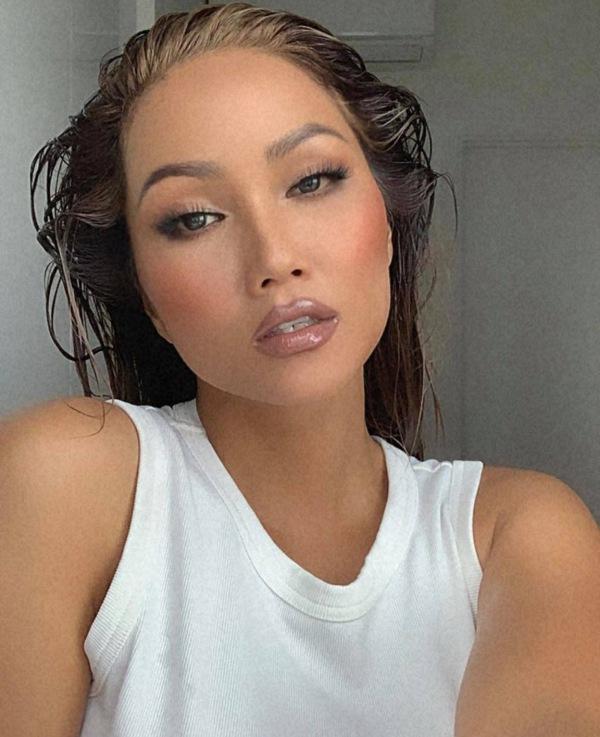 Bị chê vừa đen vừa xấu, HHen Niê quyết tâm tắm nắng cho đen thêm-6