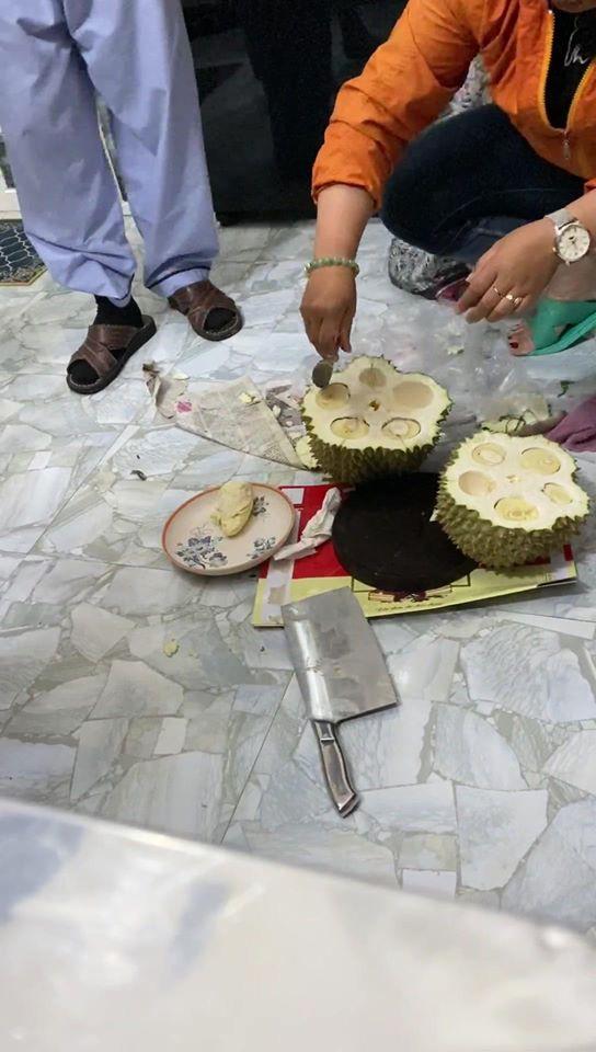 Màn vung dao tách sầu riêng có 1-0-2 của gái đảm khiến dân mạng cứ ngỡ như bổ dừa-3