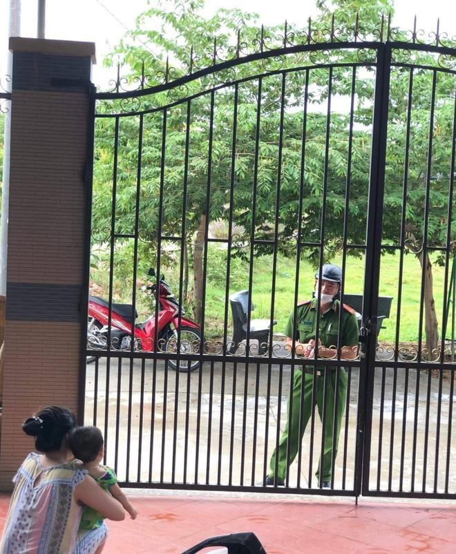 Chiến sĩ công an Đà Nẵng ghé thăm nhà nhưng chỉ dám nhìn con từ xa-1