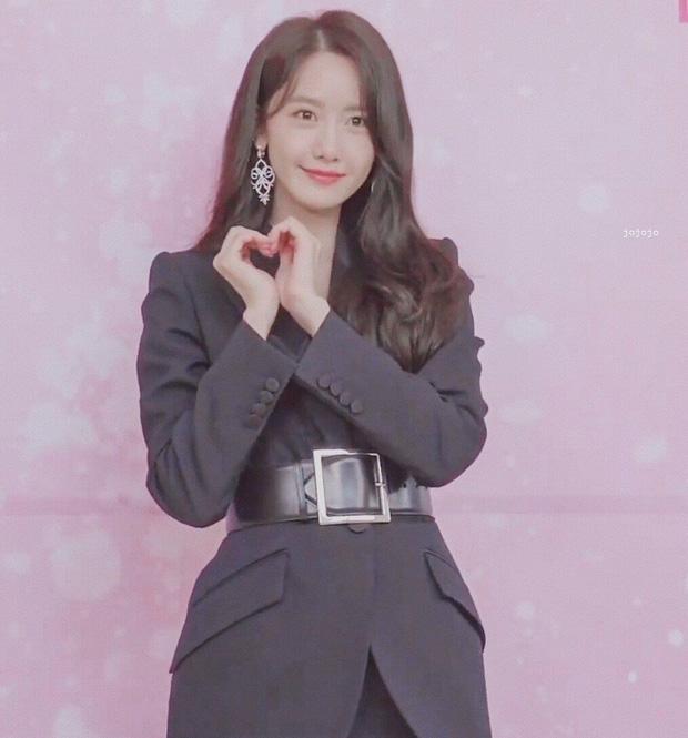 Cùng mình hạc xương mai nhưng Yoona cũng phải mất điện trước vòng eo nhỏ siêu tưởng của Seo Ye Ji-5