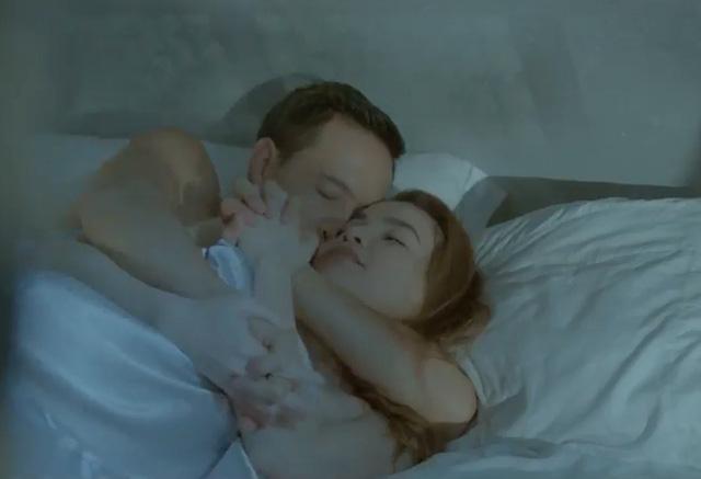 Bỏng mắt với loạt ảnh âu yếm nóng bỏng của Kim Lý - Hồ Ngọc Hà-3