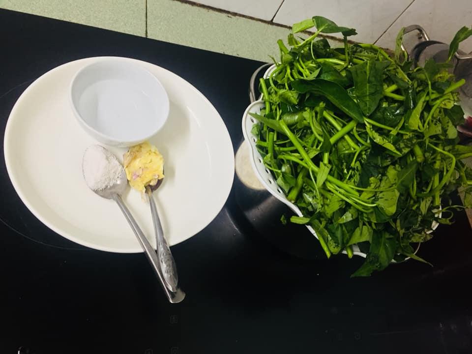 Tuyệt chiêu xào rau muống giòn, xanh ngút ngát chỉ qua 1 bước khó ngờ của gái đảm-1