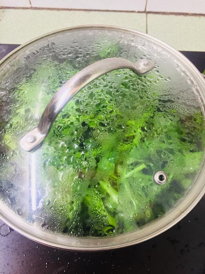 Tuyệt chiêu xào rau muống giòn, xanh ngút ngát chỉ qua 1 bước khó ngờ của gái đảm-3