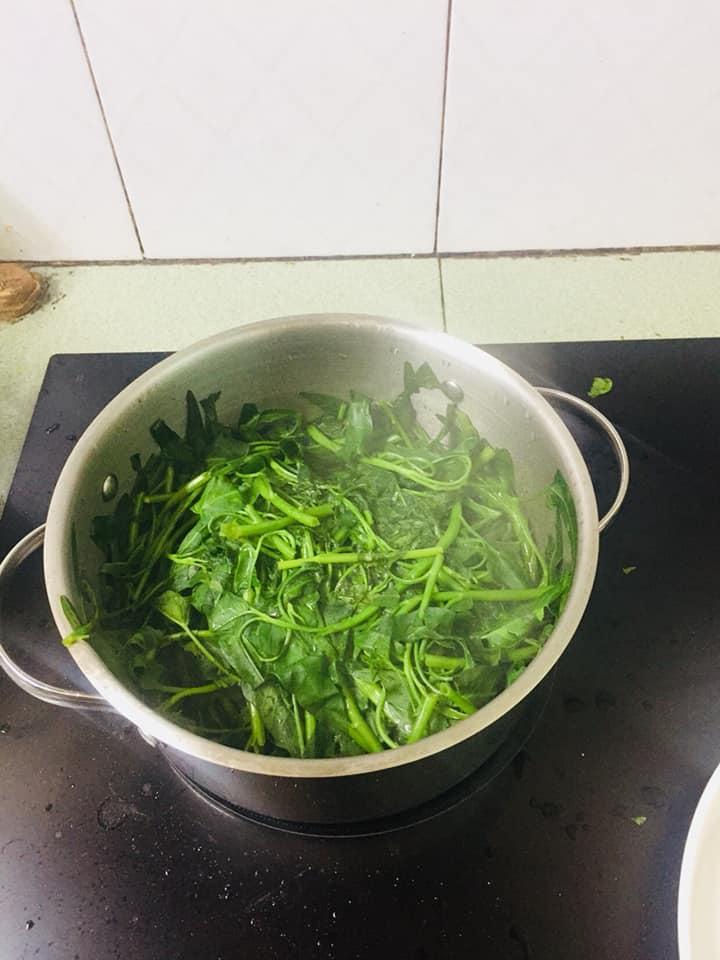 Tuyệt chiêu xào rau muống giòn, xanh ngút ngát chỉ qua 1 bước khó ngờ của gái đảm-4