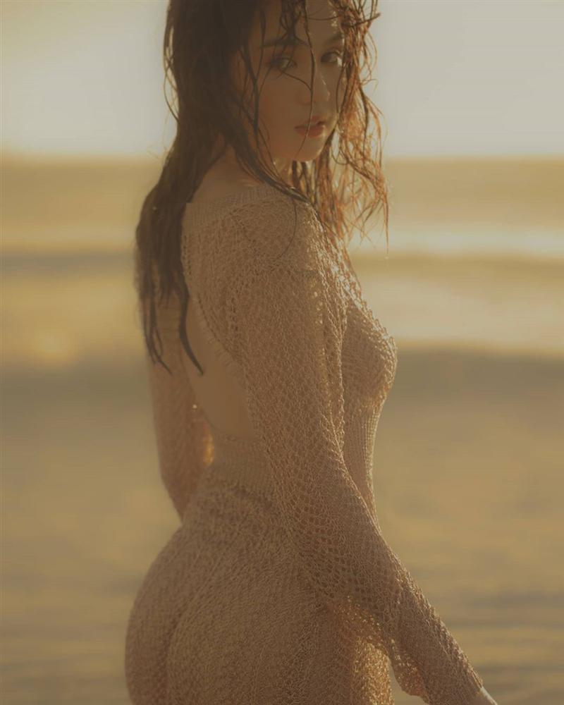 Ngọc Trinh lộ nơi nhạy cảm khi mặc váy lưới không nội y quằn quại trên bãi biển-1