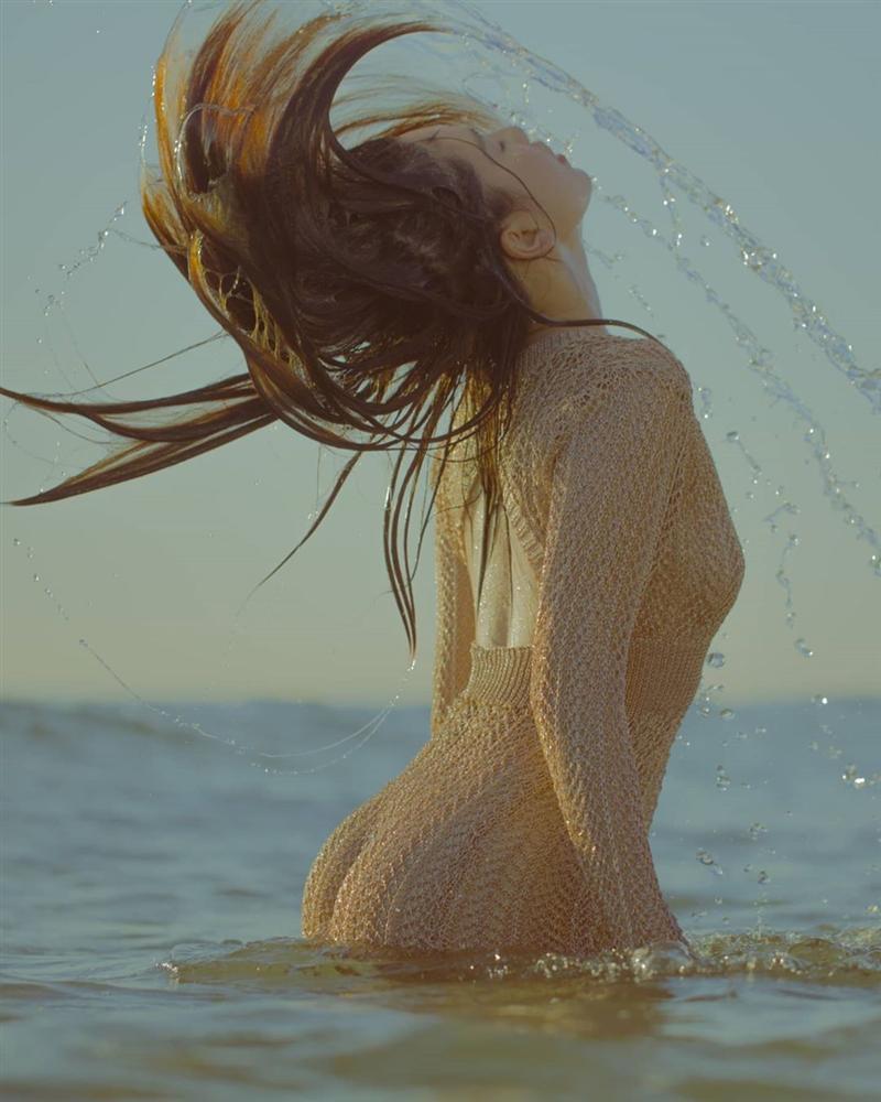 Ngọc Trinh lộ nơi nhạy cảm khi mặc váy lưới không nội y quằn quại trên bãi biển-3