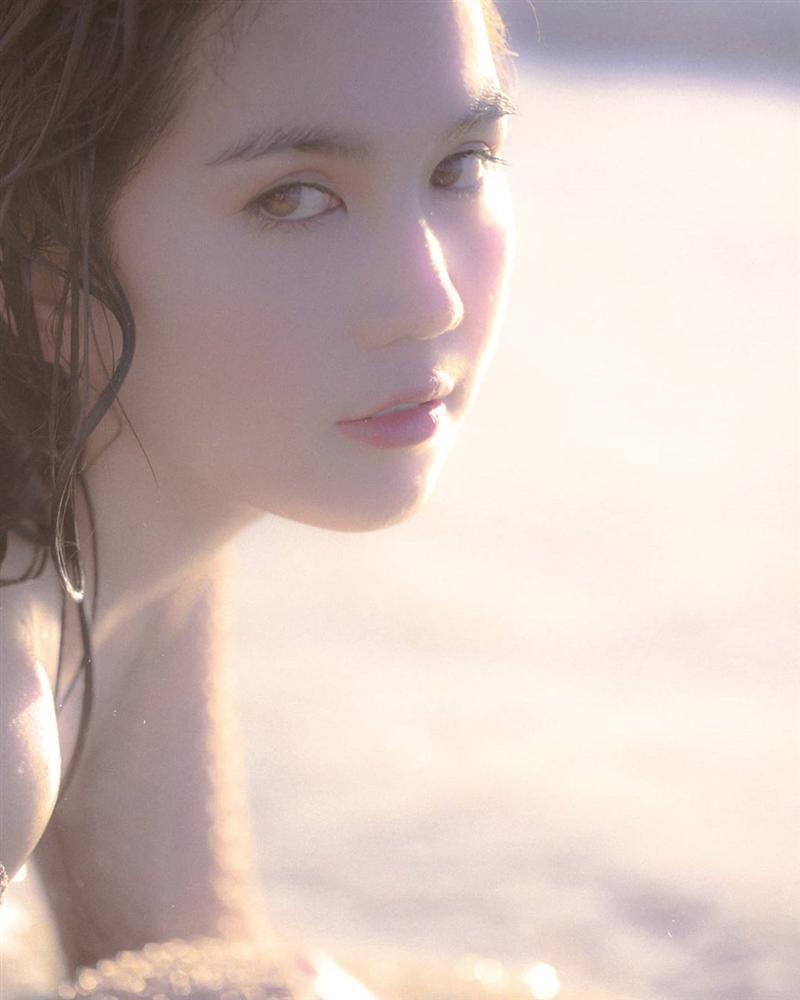 Ngọc Trinh lộ nơi nhạy cảm khi mặc váy lưới không nội y quằn quại trên bãi biển-4