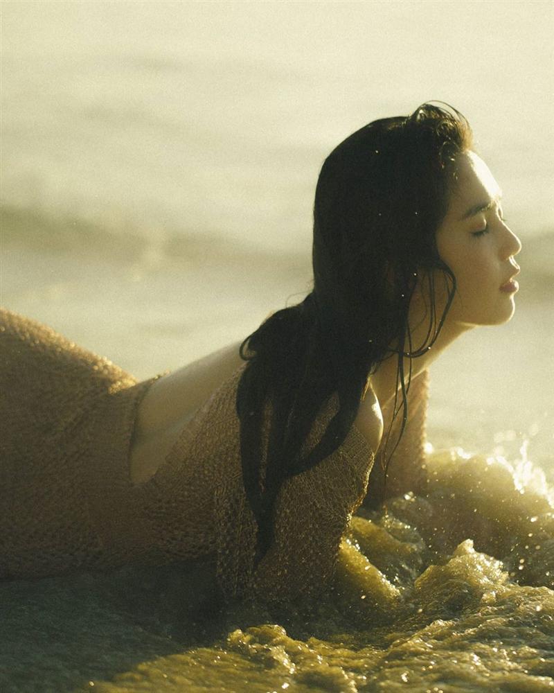 Ngọc Trinh lộ nơi nhạy cảm khi mặc váy lưới không nội y quằn quại trên bãi biển-5