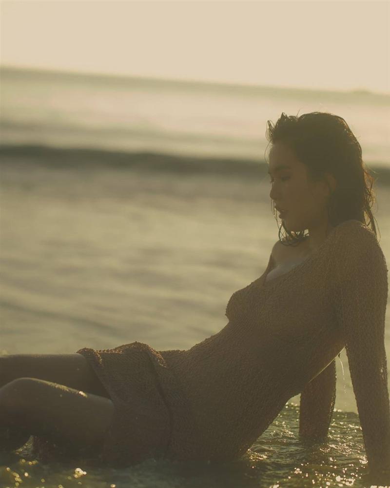Ngọc Trinh lộ nơi nhạy cảm khi mặc váy lưới không nội y quằn quại trên bãi biển-8