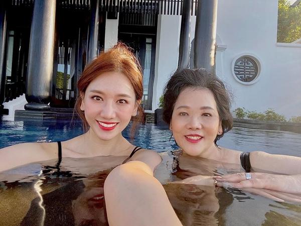 Hari Won gây sốt với hình ảnh lên đồ và tạo dáng giống hệt mẹ-3